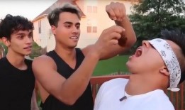 蒙眼吃瓜勒脖子,揭秘神秘挑战背后的惊险与趣味