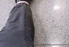 地铁口躺着吃瓜的