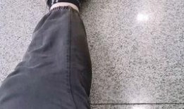 地铁口躺着吃瓜的