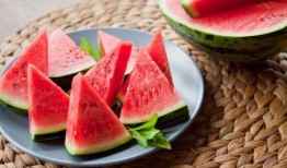 板凳围观吃瓜视频,揭秘吃瓜群众的趣味生活