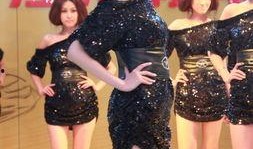 美女吃瓜走秀视频,美女吃瓜走秀，时尚与美味的完美邂逅