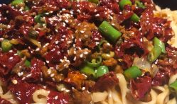 沉浸式吃瓜吃面,一边吃瓜一边品面，解锁味蕾新境界