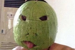 吃瓜会吐舌吗,揭秘瓜果食用时的趣味现象