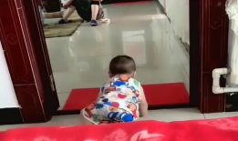 婴儿看到姥姥吃瓜,姥姥与宝宝的温馨互动时光