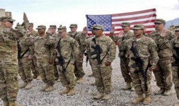 部队人员吃瓜,官兵共享清凉瓜果时光