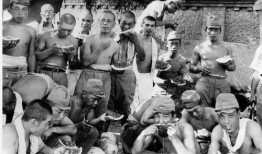 部队人员吃瓜,官兵共享清凉瓜果时光