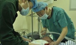 男孩输液吃瓜现场,萌态十足引网友热议