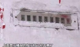 电梯吃瓜被摔,吃瓜群众意外遭遇摔落事故