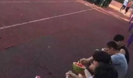 恶搞军训吃瓜,吃瓜群众围观“瓜田”奇观