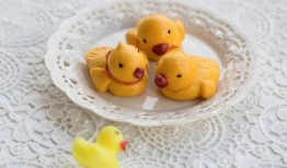 coco和小黄吃瓜,瓜田里的欢乐时光