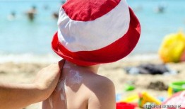 李奕夏日吃瓜,李奕畅享吃瓜时光