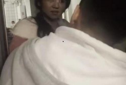 女子被瓜碍着吃瓜,意外发现吃瓜新乐趣