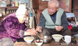 农村吃瓜喝酒视频,吃瓜饮酒欢乐多