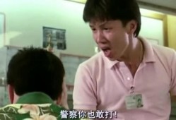 城管与警察吃瓜,共筑和谐城市秩序的“吃瓜”故事