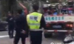 城管与警察吃瓜,共筑和谐城市秩序的“吃瓜”故事