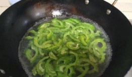 河水吃瓜,夏日河畔的悠闲时光