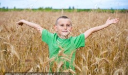 麦田拍照儿童吃瓜,镜头下的儿童吃瓜瞬间