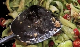 吃小瓜蘸辣椒,舌尖上的夏日风情