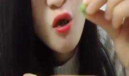 女子被瓜碍着吃瓜,意外发现吃瓜新乐趣