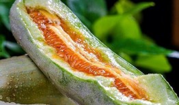 小孩子吃大瓜,小宝贝挑战大瓜美食之旅