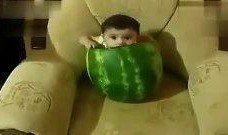 小孩子吃大瓜,小宝贝挑战大瓜美食之旅