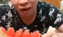 瑶瑶吃瓜掉了被打