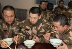 部队人员吃瓜,官兵共享清凉瓜果时光