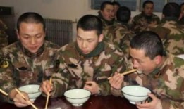 部队人员吃瓜,官兵共享清凉瓜果时光