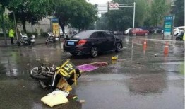 小哥车祸现场吃瓜,小哥化身“吃瓜群众”