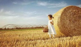 麦田拍照儿童吃瓜,镜头下的儿童吃瓜瞬间