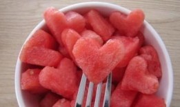 晚上不用吃饭啦吃瓜,美食暂停，尽享悠闲吃瓜时光