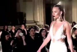 美女吃瓜走秀视频,美女吃瓜走秀，时尚与美味的完美邂逅