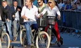 骑行团吃瓜,共享旅途趣味时光