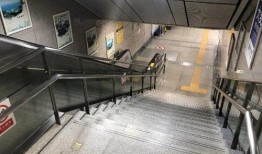 地铁口躺着吃瓜的