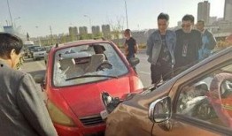 为了吃瓜擦车窗,巧用瓜汁擦亮车窗，一招两得的生活小窍门